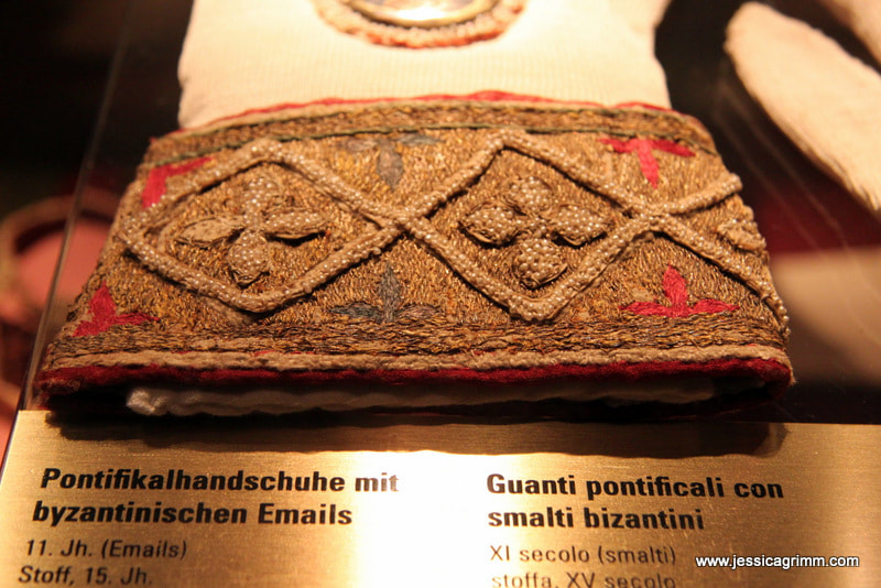 Pontifikalhandschuhe Diözesanmuseum Brixen