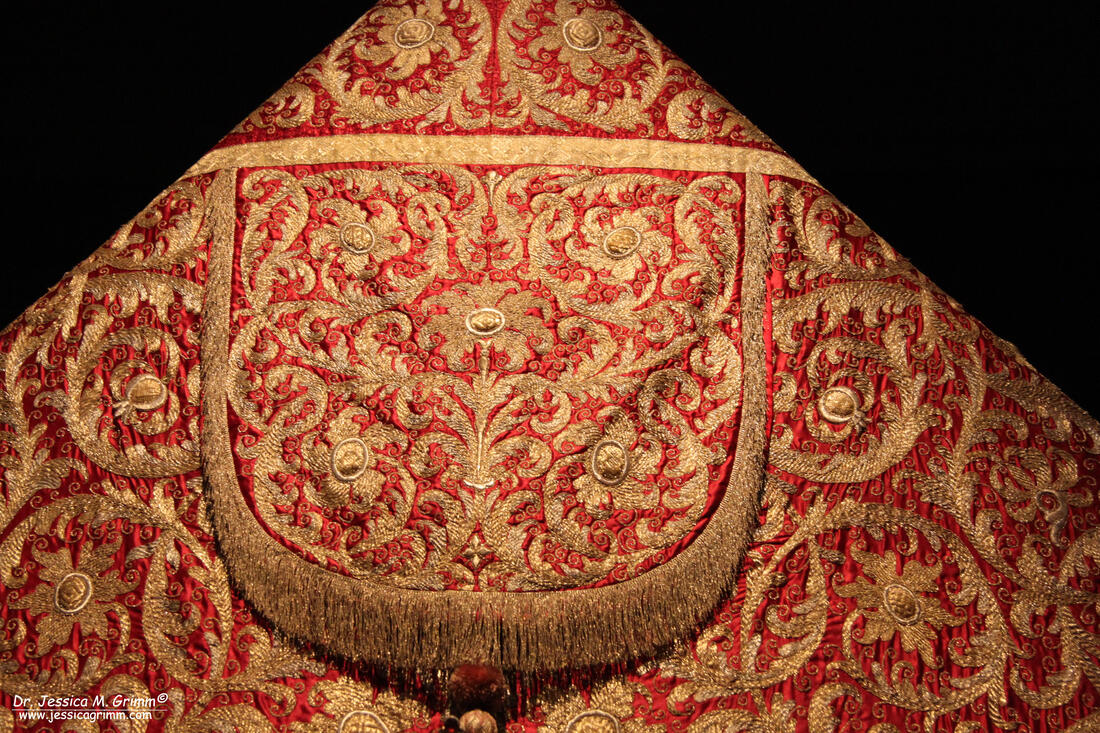 Detail of the cope hood of the Roter Schleiffrasornat Dommuseum Fulda
